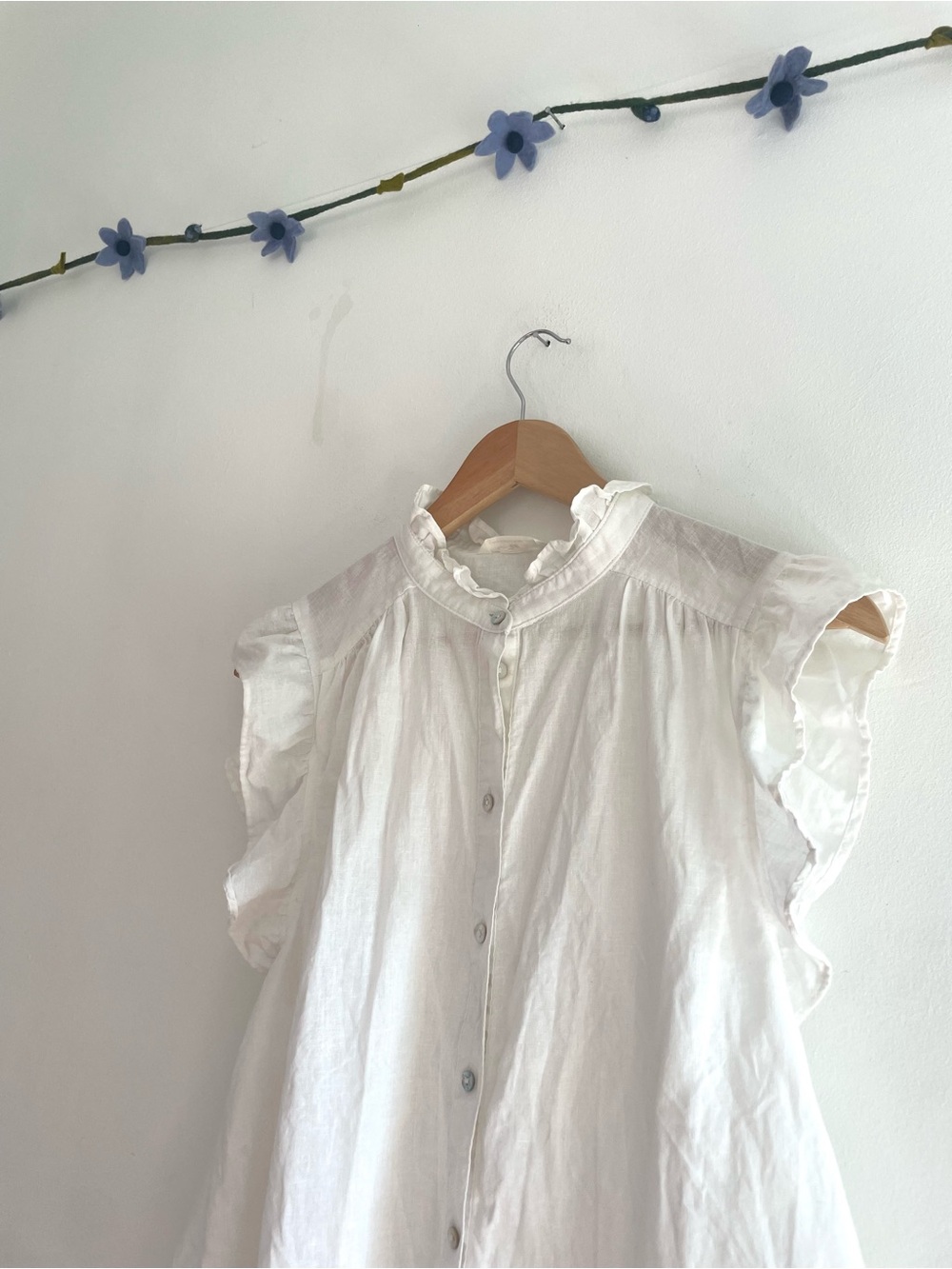 Linen-Blend Flutter Sleeve Button Up Ruffled Blouse Size Small - Picture 2 of 11